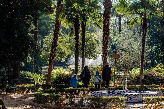 Archivo - Personas abrigadas pasean por el Parque de María Luisa
