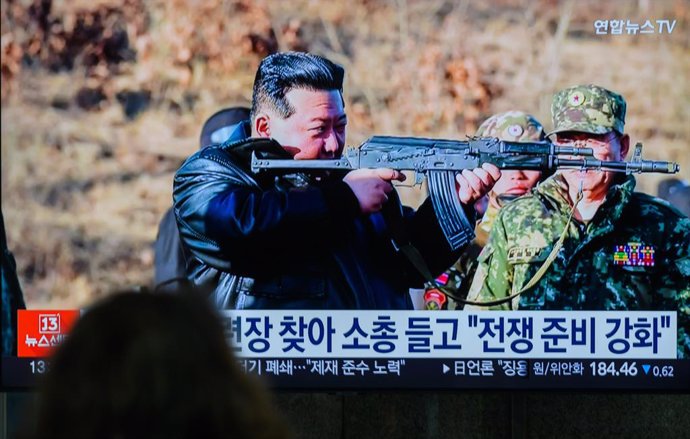 March 7, 2024, Seoul, South Korea: A TV at Seoul's Yongsan Railway Station shows North Korean leader Kim Jong Un holding a rifle and aiming during his visit at a military training base in the North Korea's western region. Kim inspected training facilities