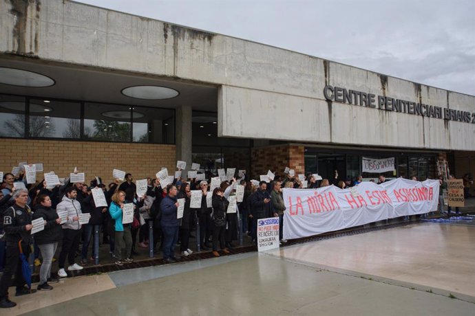 Uns 60 funcionaris de presons protesten davant la presó de Brians 2, a Sant Esteve Sesrovires (Barcelona), on desenes periodistes esperen la possible sortida del futbolista Dani Alves.