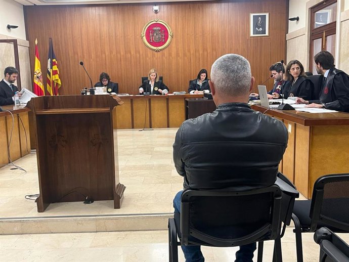 El hombre que ha reconocido abusos sexuales a su sobrina, sentado para el juicio en la Audiencia.