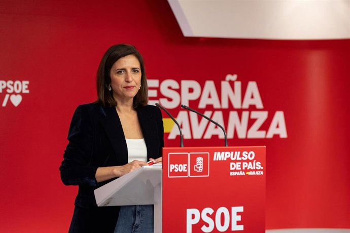La portavoz del PSOE, Esther Peña, en una rueda de prensa en la sede del partido en la calle Ferraz.