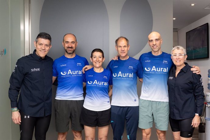 Los periodistas Gaspar Díez y Jesús Mínguez, la ciclista Silvia González, el atleta Abel Antón, el entrenador Fran Martínez y la deportista Virginia Martínez de Murguía, intregrantes del Aural Team que disputará la Titan Desert en Marruecos de 2024.