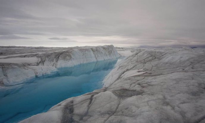 Canal de agua en el glaciar 79ºN de Groenlandia