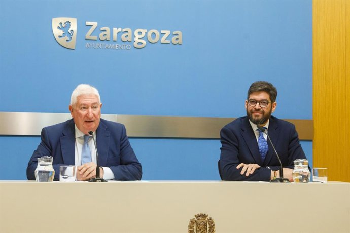El concejal de Transformación Digital y Transparencia, Miguel Ángel García Muro y el concejal del grupo municipal de VOX, Armando Martínez