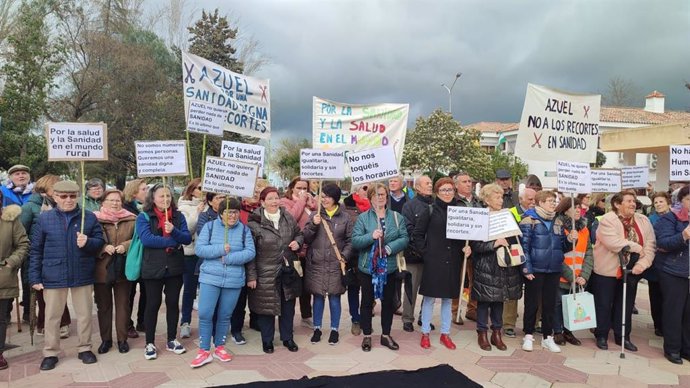 Concentración de vecinos de Azuel el pasado febrero en Pozoblanco contra el recorte horario de su consultorio.