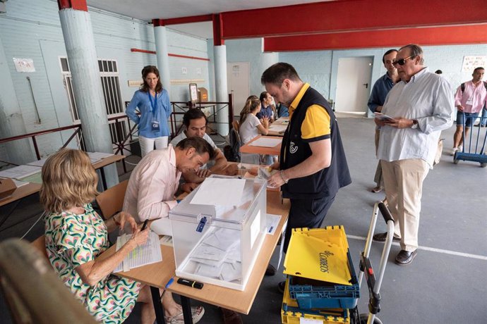 Archivo - Un cartero llega al colegio electoral con el voto por correo correspondiente durante las elecciones generales.