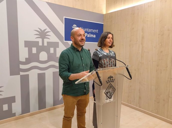 Los regidores de MÉS per Palma, Miquel Àngel Contreras y Neus Truyol, durante la rueda de prensa en la que instan a aplicar medidas para "frenar" los coches de alquiler en la ciudad.