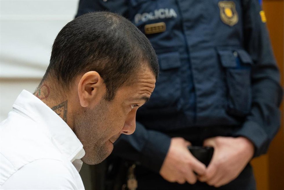 Archivo - El exfutbolista Dani Alves durante un juicio en la Audiencia de Barcelona, a 5 de febrero de 2024, en Barcelona, Catalunya (España). 