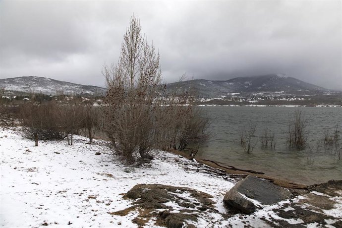 El embalse de Navacerrada nevado