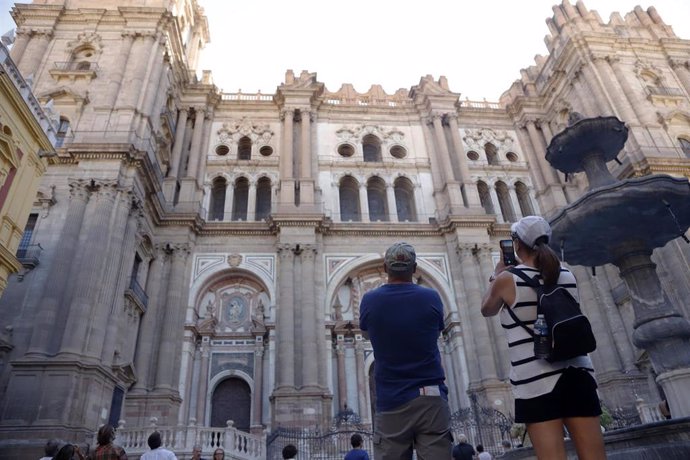 Archivo - Imagen de archivo de turistas recorriendo el centro histórico de Málaga capital.