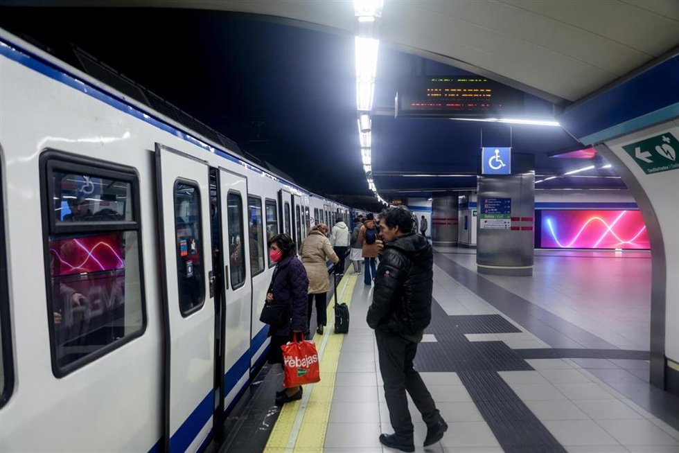 Varias personas suben a un tren en la estación de Sol de Metro.