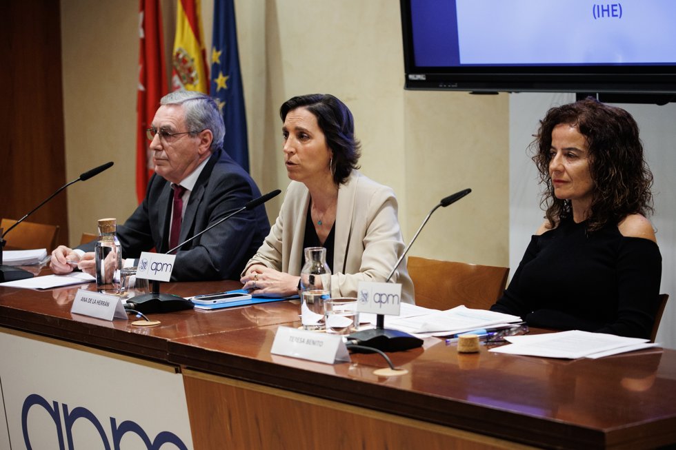 (I-D) El inspector de Hacienda y miembro de la Asociación de Inspectores de Hacienda del Estado (IHE), José María Peláez; la 
presidenta de la Asociación de Inspectores de Hacienda del Estado (IHE), Ana de la Hernán y la vicepresidenta primera de la 