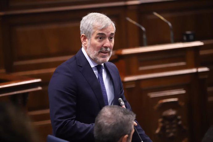 El presidente de Canarias, Fernando Clavijo, interviene en la sesión de control al Gobierno en el Parlamento de Canarias