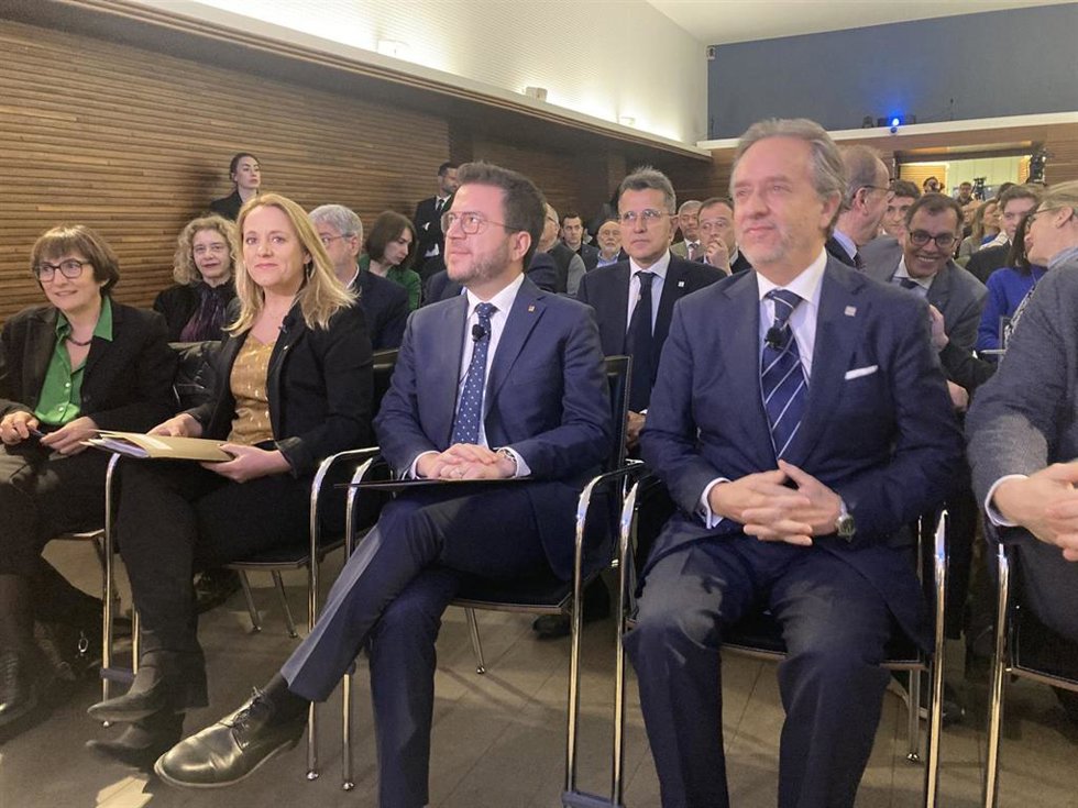 La consellera de Economía y Hacienda, Natlia Mas; el presidente de la Generalitat, Pere Aragons, y el decano del Collegi d'Economistes de Catalunya, Carlos Puig de Travy.