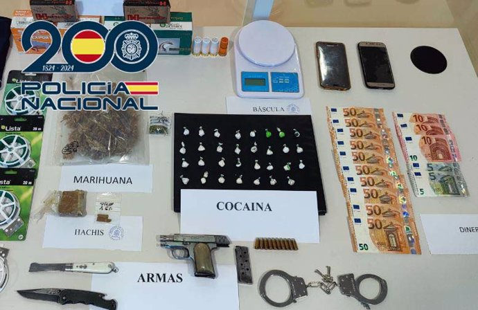 Material intervenido en la desarticulación de un punto de venta de droga en el centro de Cáceres