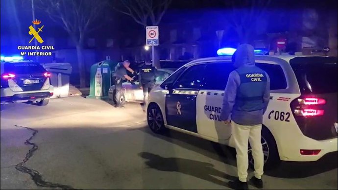 La Guardia Civil ha detenido este lunes en Guadalajara y en Madrid a seis personas que integraban una banda criminal dedicada al robo de establecimientos hosteleros mediante el método del 'alunizaje'.