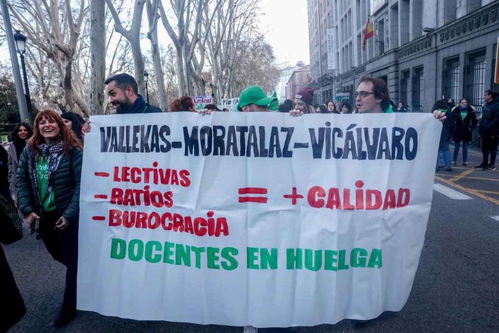 Varias personas sostienen un cartel durante una manifestación por la educación pública a finales de febrero de este año