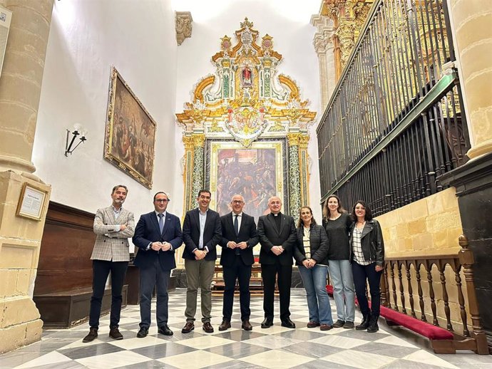 Visita al retablo restaurado en la Catedral de Baeza.