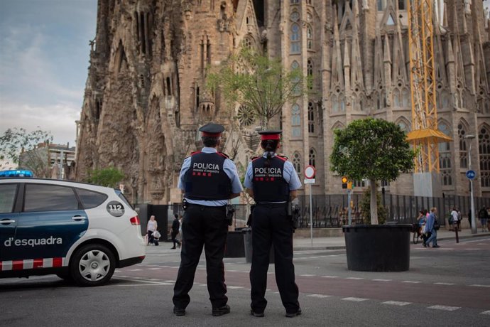 Archivo - Dos agentes de Mossos d'Esquadra ante la Sagrada Família.