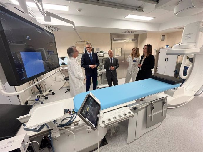 El consejero de Salud visita la nueva Unidad de Electrofisiología del hospital Morales Meseguer que facilita el diagnóstico y tratamiento de pacientes con arritmias cardíacas.