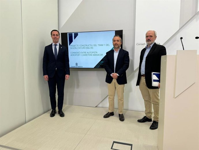 El presidente del Consell, Llorenç Galmés, el conseller insular de Territorio, Movilidad e Infraestructuras, Fernando Rubio, y el director insular de Infraestructuras, Rafel Gelabert.