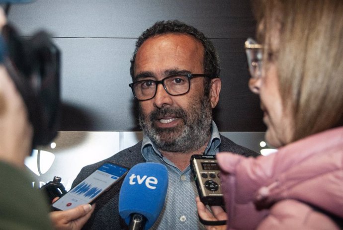 Miguel Ángel Morales, atiende a los medios en Cáceres