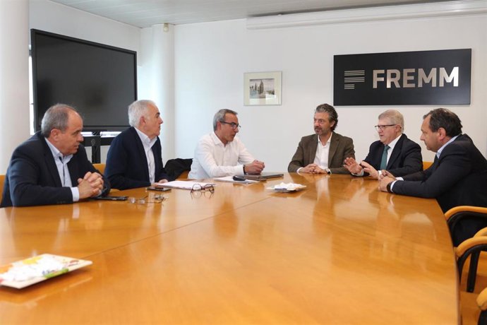 El secretario general del PSOE en la Región de Murcia y portavoz del Grupo Parlamentario Socialista, José Vélez, reunido con responsables de FREMM