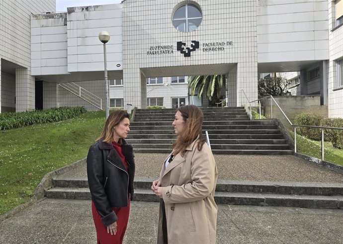 Las candidatas del PP de Gipuzkoa Joana Arce y Muriel Larrea