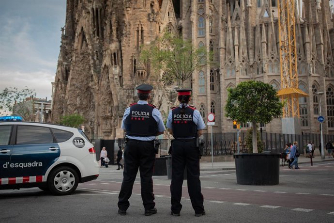 Archivo - Dos agents dels Mossos d'Esquadra davant la Sagrada Família