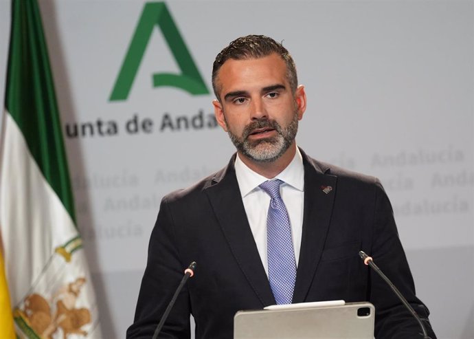 El consejero de Sostenibilidad, Medio Ambiente y Economía Azul y portavoz del Gobierno andaluz, Ramón Fernández-Pacheco, en rueda de prensa en una foto de archivo.