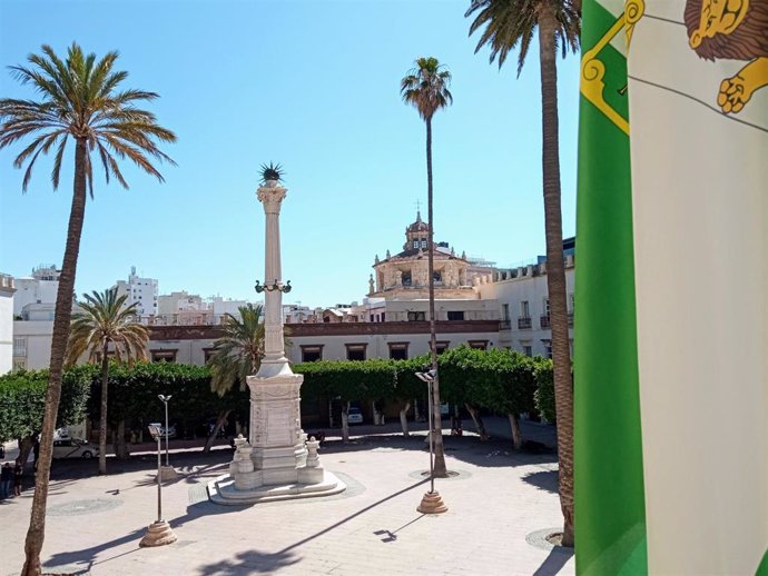 Archivo - Vista del monumento de 'El Pingurucho' dedicado a los Mártires por la Libertad 'Los Coloraos' desde el Ayuntamiento de Almería.