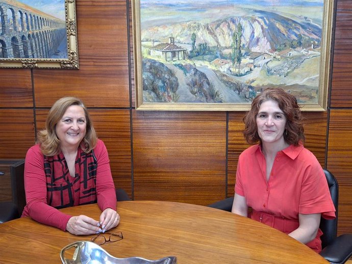 La subdelegada del Gobierno en Segovia, Marian Rueda (izda), con la nueva directora del Ceneam, Mónica Moraleda.