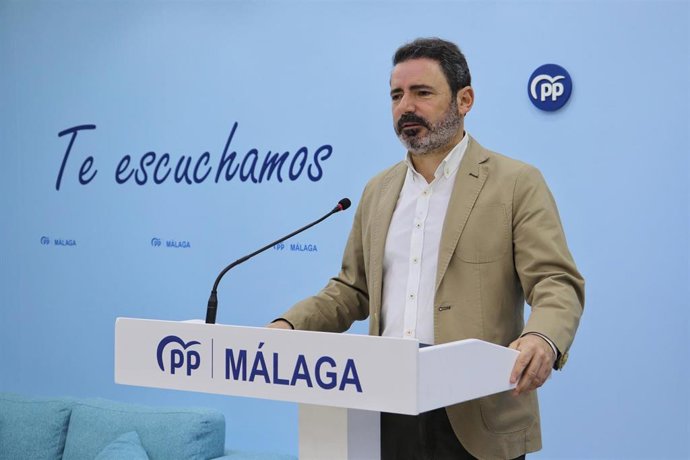 Archivo - El secretario general del PP de Málaga, José Ramón Carmona, en rueda de prensa.