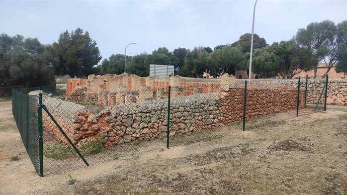 La valla que ha incorporado el Ayuntamiento de Marratxí alrededor de los 'Sestadors de Son Verí' para evitar que se dañe este patrimonio.