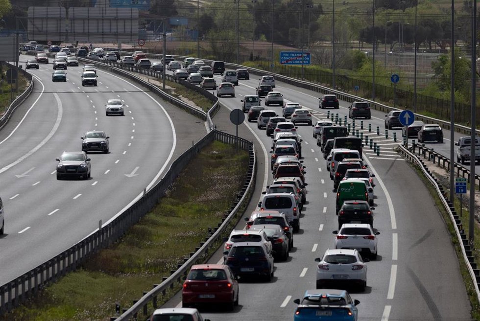 Vehículos circulan en carretera