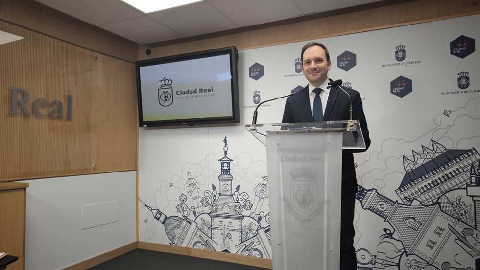 El portavoz del Equipo de Gobierno del Ayuntamiento de Ciudad Real, Guillermo Arroyo, en rueda de prensa.