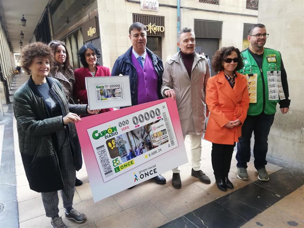 Los cupones de la ONCE caminan por la calle Portales, en el casco antiguo de Logroño en el sorteo del 8 de abril
