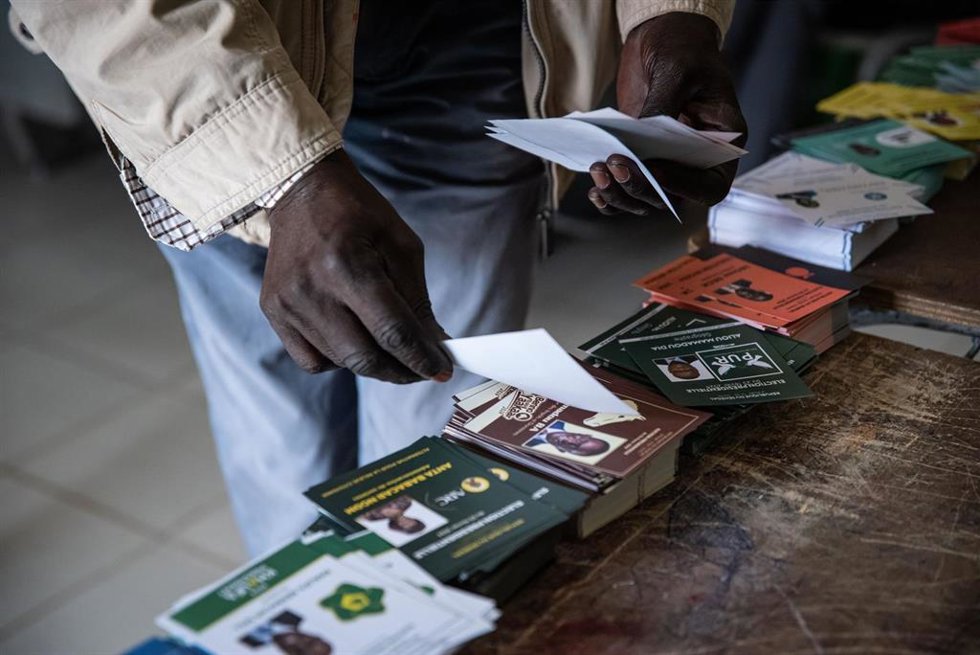 Un hombre en un colegio electoral de Senegal, Dakar, durante las presidenciales del 24 de marzo de 2024
