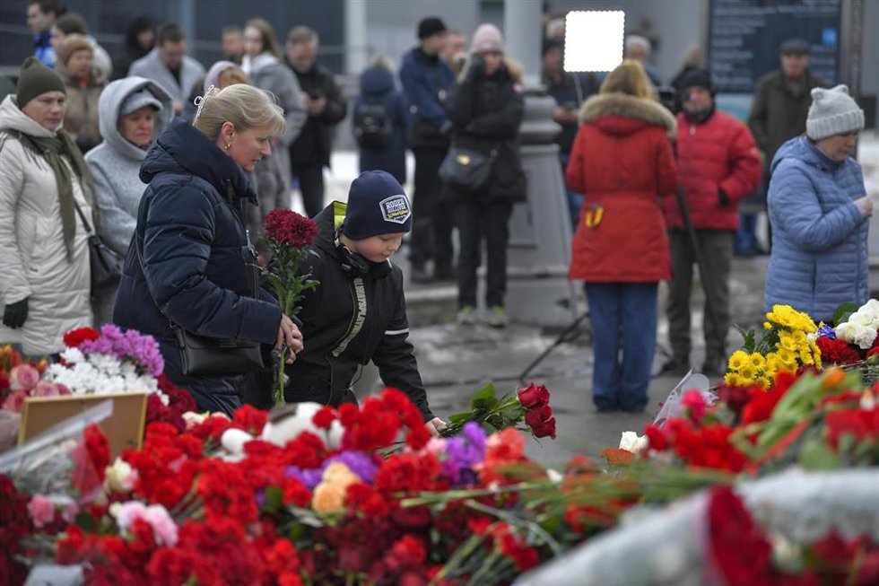 Memorial improvisado por las víctimas del ataque yihadista en Moscú.