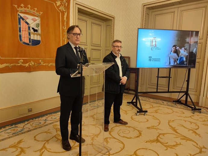 El alcalde de Salamanca, Carlos García Carbayo (i), y el presidente de la Asociación de Escuelas de Español de Castilla y León, Miguel Ángel Benito (d), en la presentación del convenio.