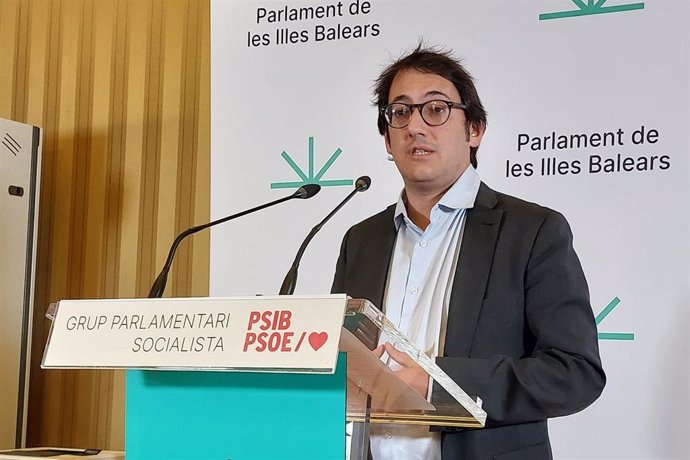 Archivo - El portavoz parlamentario del PSIB-PSOE, Iago Negueruela, en rueda de prensa.