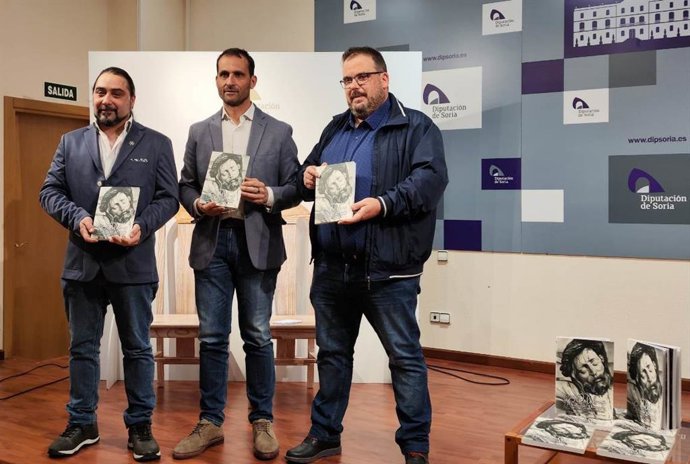 La Cofradía de las Siete Palabras de Soria plasma en un libro la historia e intrahistoria de sus 75 años .