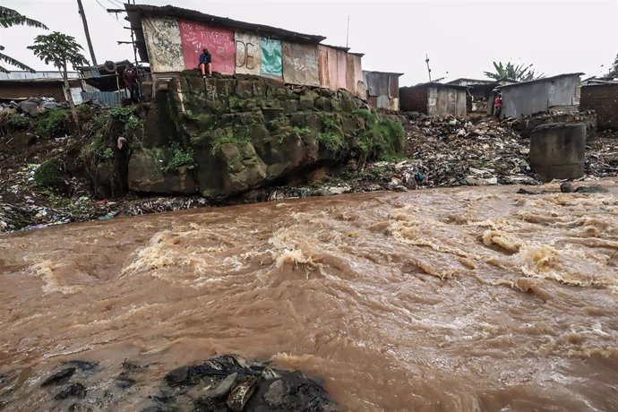 Archivo - Daños por el desbordamiento del río Motoine a su paso por la capital de Kenia, Nairobi, a causa de las lluvias torrenciales en mayo de 2021 (archivo)