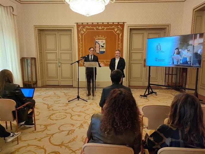 El alcalde de la ciudad, Carlos García Carbayo, durante la presentación, acompañado por el presidente de la Asociación de Escuelas de Español de Castilla y León, Miguel Ángel Benito.