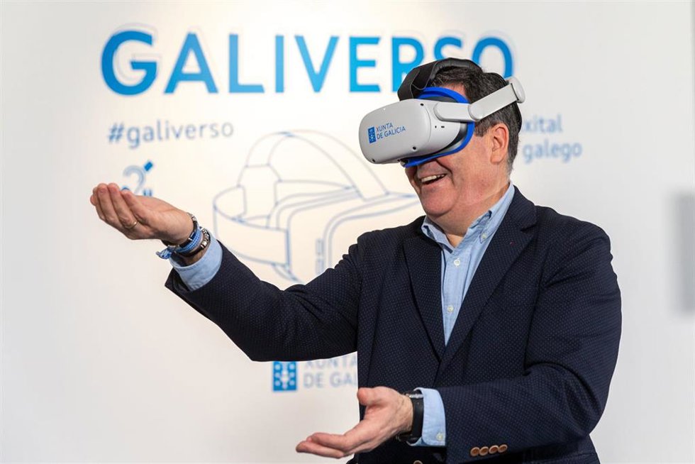 El conselleiro de Cultura, Educación, FP e Universidades en funciones, Román Rodríguez, probando la experiencia 'Galiverso dos Museos'.