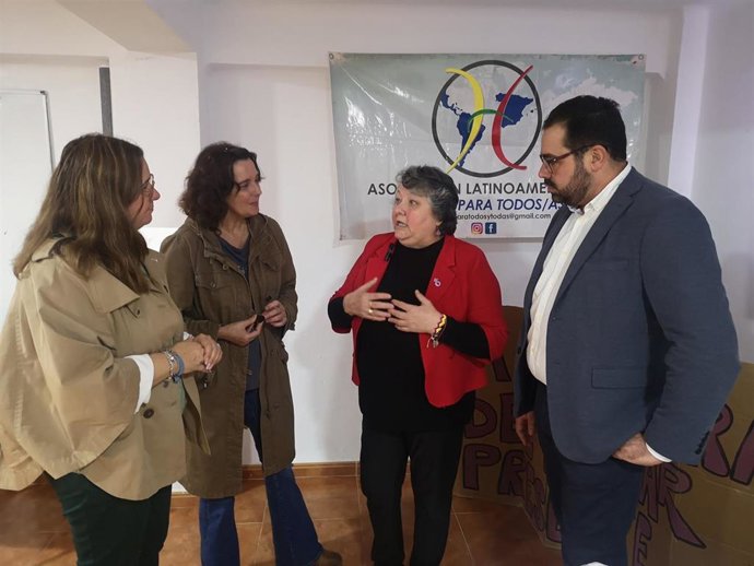 Los socialistas onubense con la presidenta de la Asociación Huelva para todos y todas, Mery Martínez.