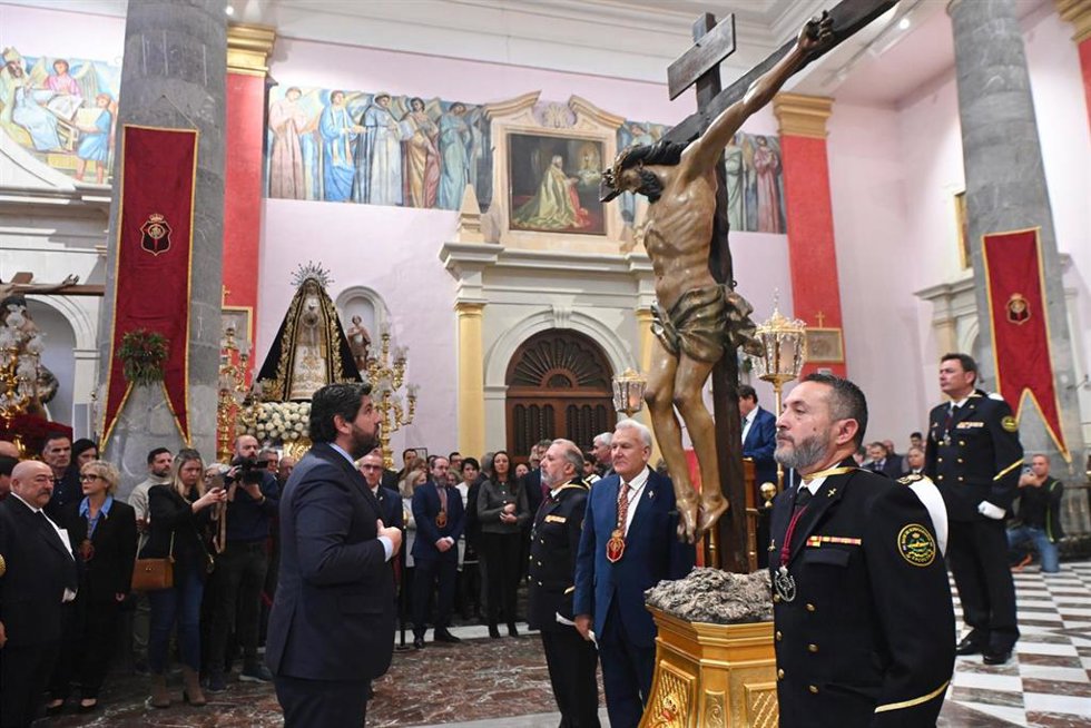 El presidente del Gobierno regional, Fernando López Miras, asiste en la iglesia de San Antolín de Murcia al tradicional besapié del Santísimo Cristo del Perdón