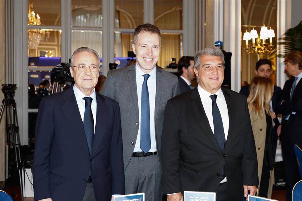 Archivo - Los presidentes del Real Madrid, Florentino Pérez, y del FC Barcelona, Joan Laporta, junto al CEO de A22 Sports, Bernd Reichart, en un desayuno informativo en Madrid sobre la Superliga en diciembre de 2022.