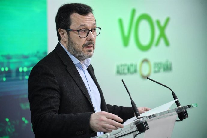El nuevo portavoz de VOX, José Antonio Fúster, durante una rueda de prensa posterior a la reunión del Comité de Acción Política de Vox.