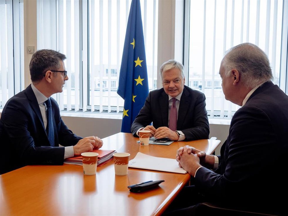 (I-D) El ministro de Presidencia, Justicia y Relaciones con las Cortes del Gobierno de España, Félix Bolaños; el comisario europeo de Justicia Didier Reynders y el vicesecretario de Institucional del PP, Esteban González Pons, durante una reunión en el 